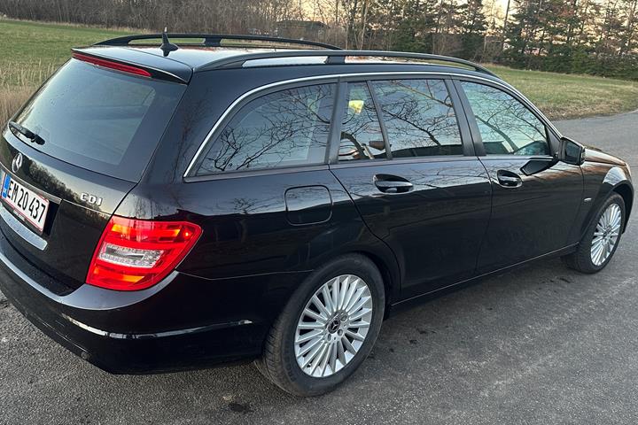 Sort Mercedes 220 fra 2011