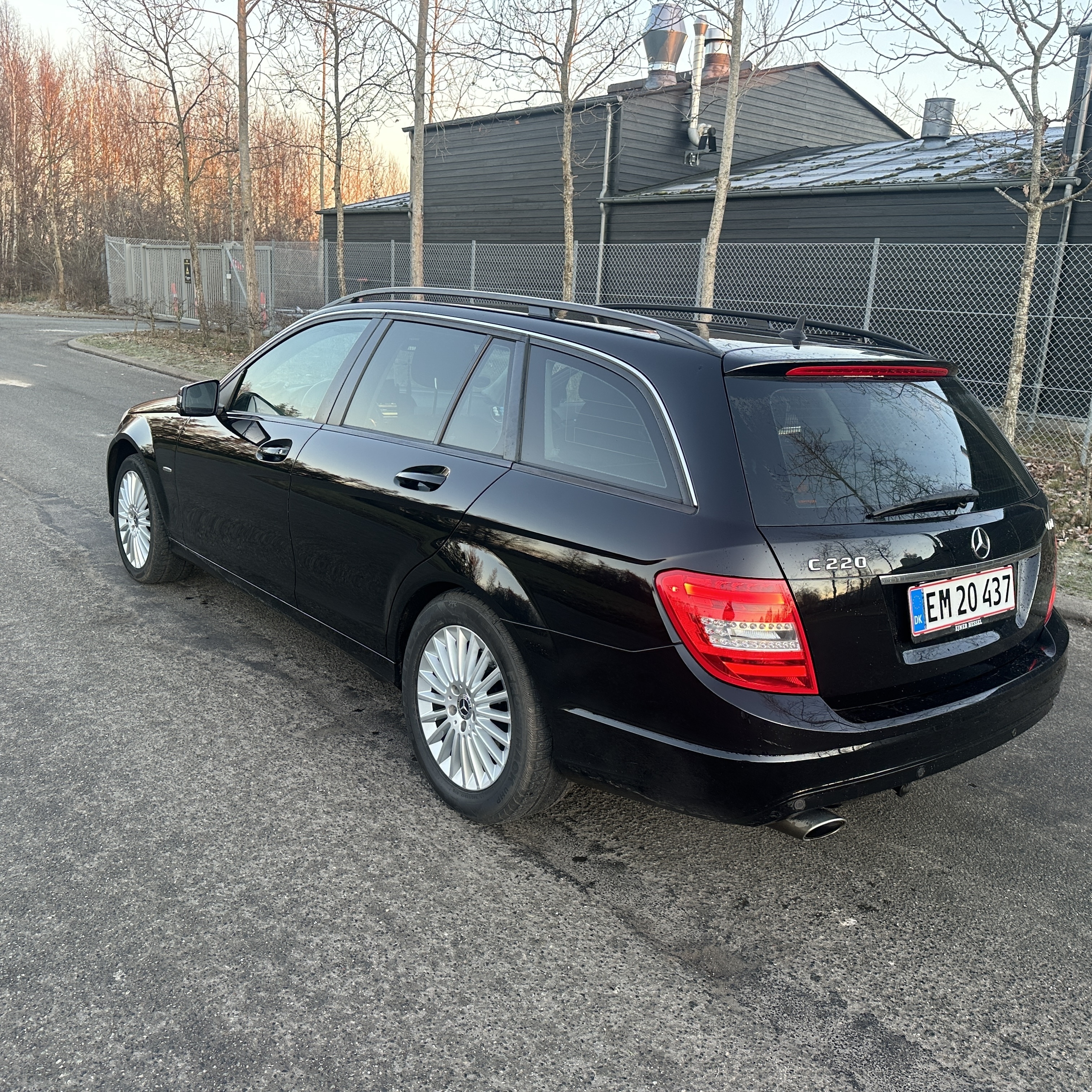 Sort Mercedes 220 fra 2011