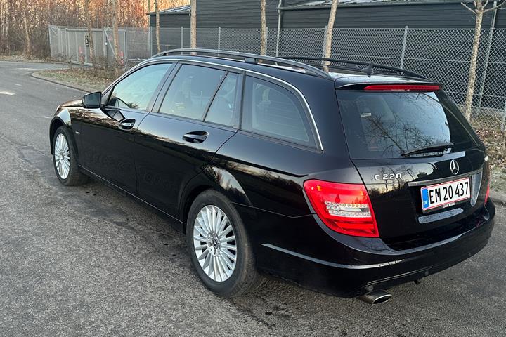 Sort Mercedes 220 fra 2011