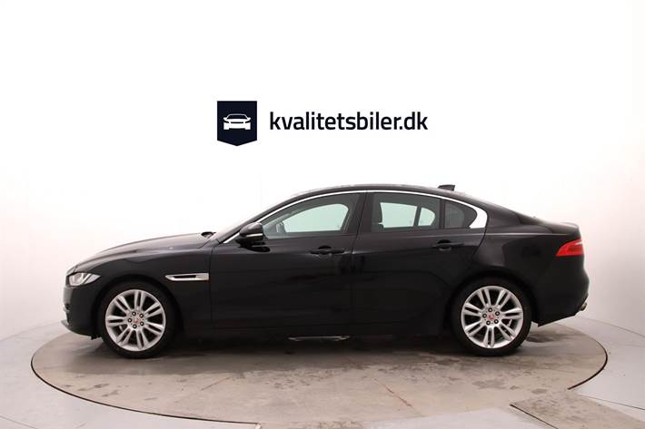 Sort Jaguar XE fra 2018