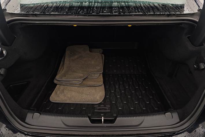 Sort Jaguar XE fra 2018