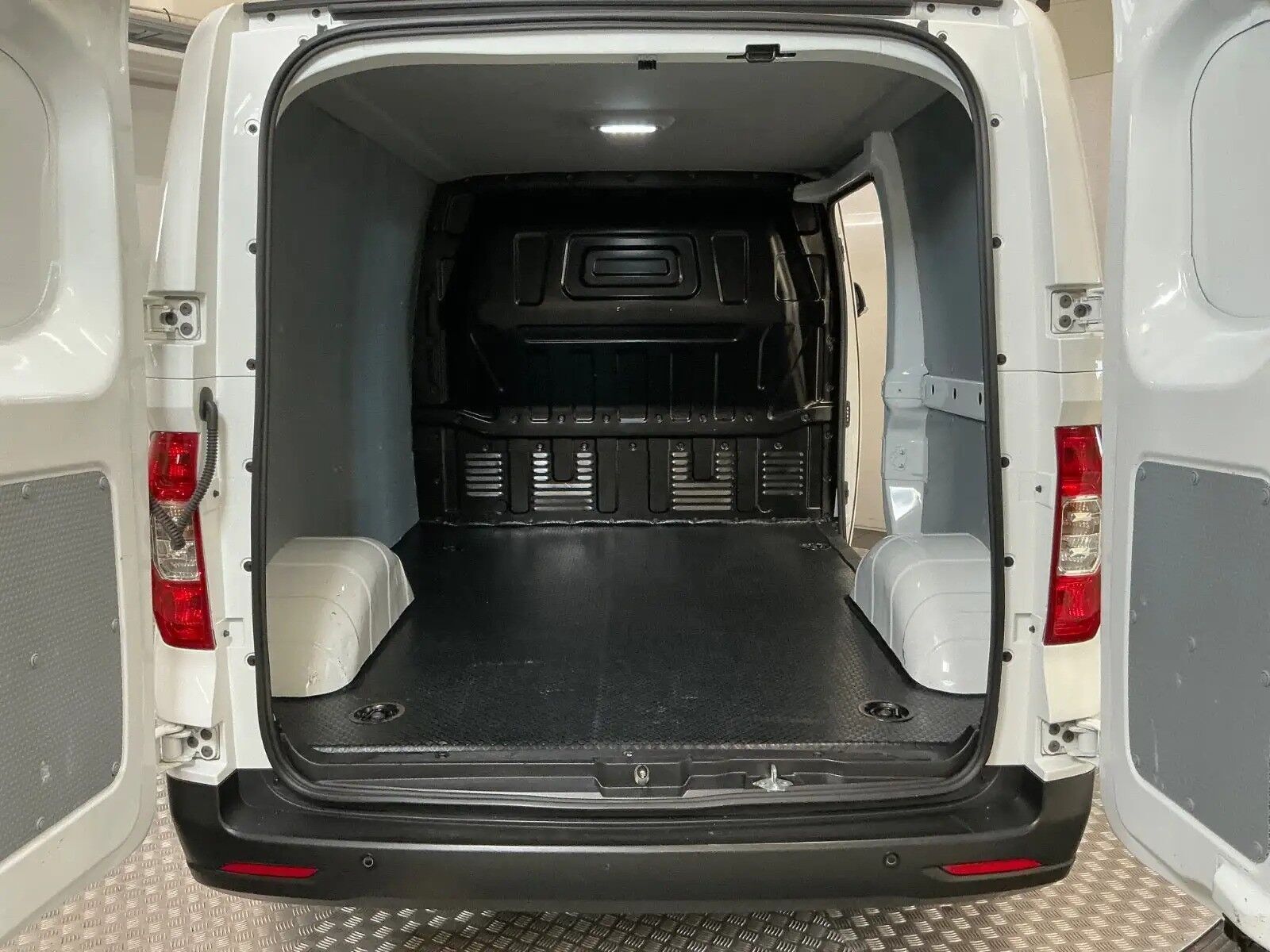 Hvid Maxus e-Deliver 3 fra 2024