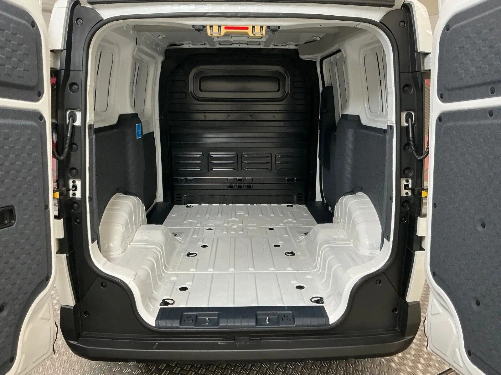 Hvid Kia PV5 fra 2025