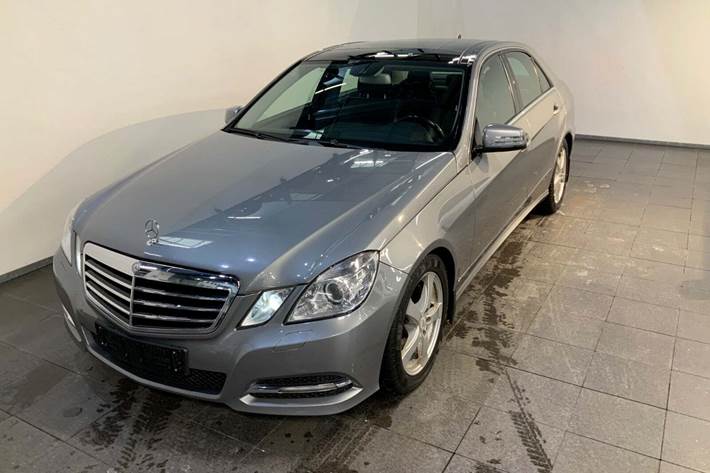 Grå Mercedes E300 fra 2013 set udefra