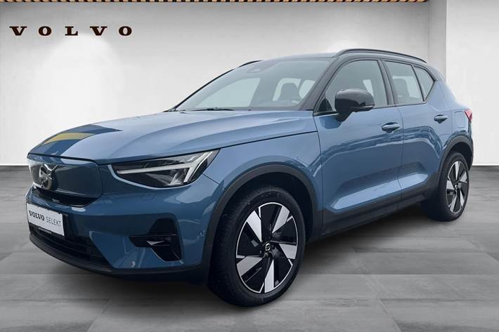 Blå Volvo XC40 fra 2024 set udefra