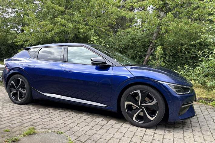 Blå Kia EV6 fra 2021