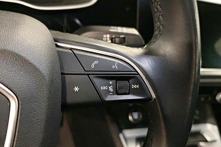 Blå Audi Q3 fra 2021