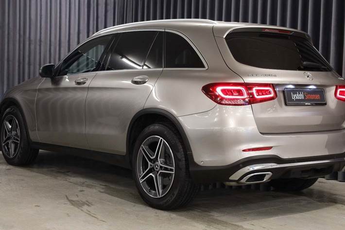 Orange Mercedes GLC400 d fra 2020 set udefra