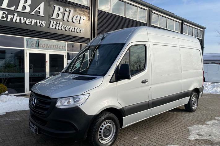 Sølv Mercedes Sprinter 215 fra 2022 set udefra