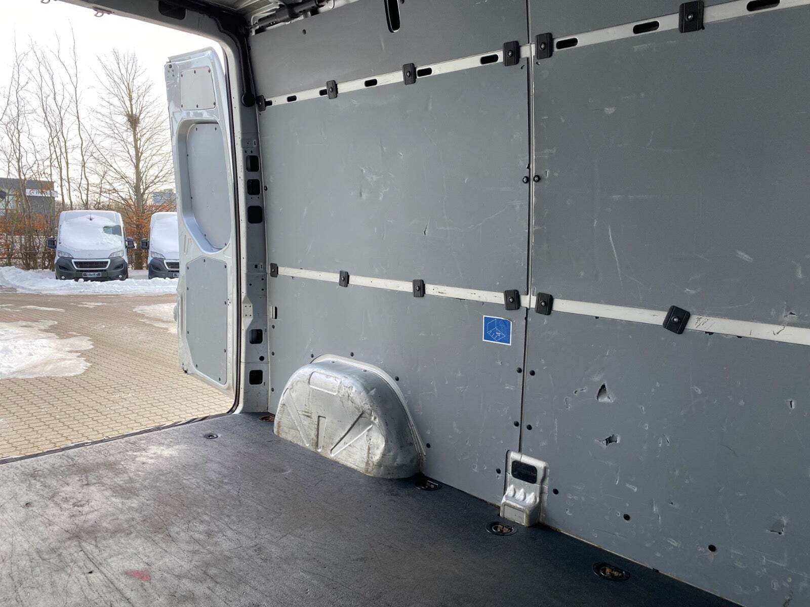 Sølv Mercedes Sprinter 215 fra 2022 set udefra