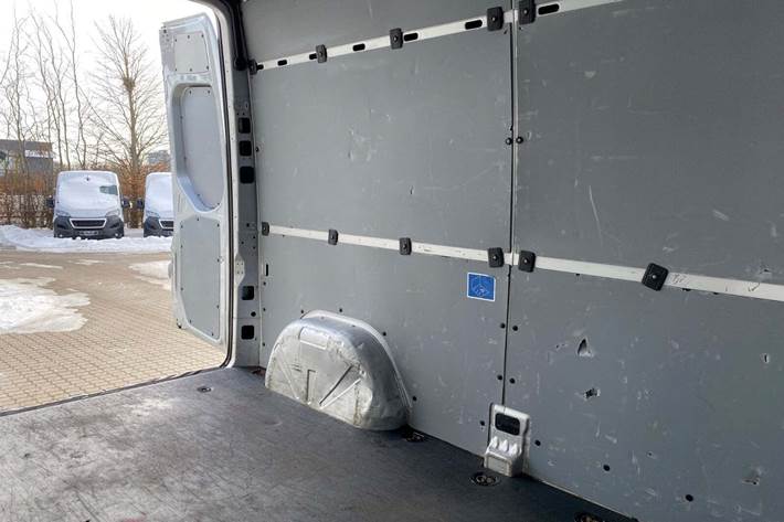 Sølv Mercedes Sprinter 215 fra 2022 set udefra