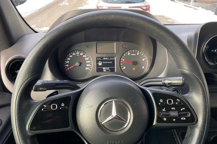 Sølv Mercedes Sprinter 215 fra 2022