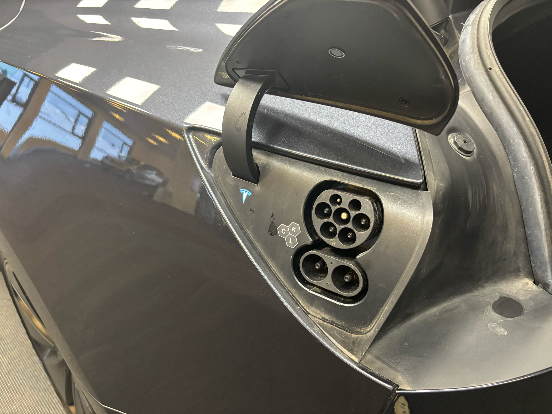 Grå Tesla Model 3 fra 2024