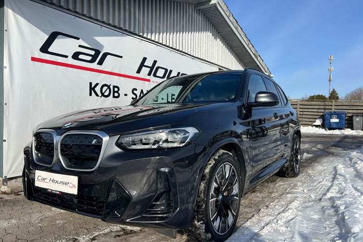 Sort BMW iX3 fra 2023 set udefra