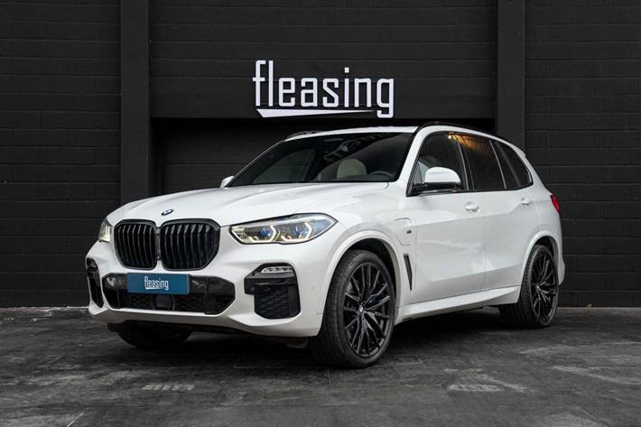 Hvid BMW X5 fra 2020 set udefra