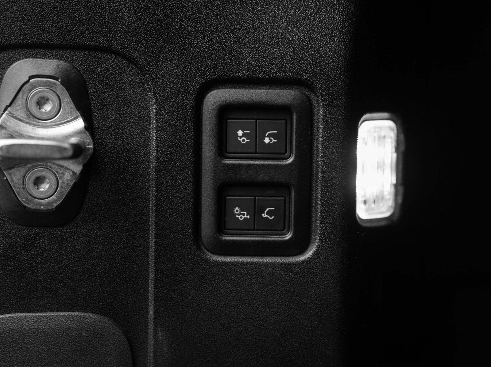 Sølv Land Rover Defender 110 fra 2021