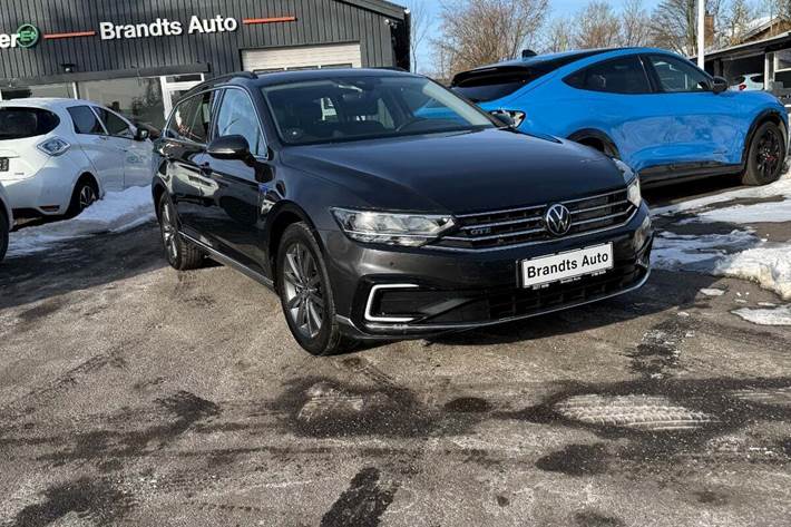 Grå VW Passat fra 2022 set udefra