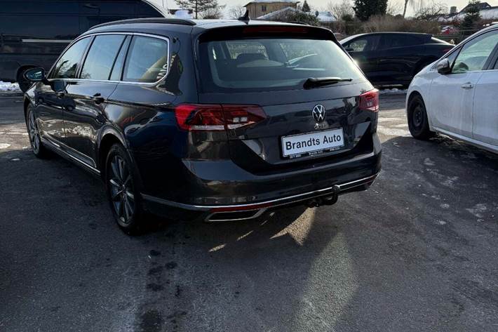 Grå VW Passat fra 2022