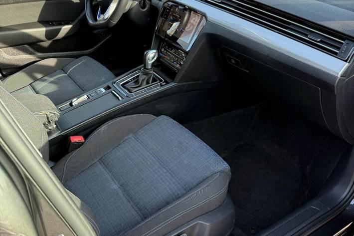 Grå VW Passat fra 2022