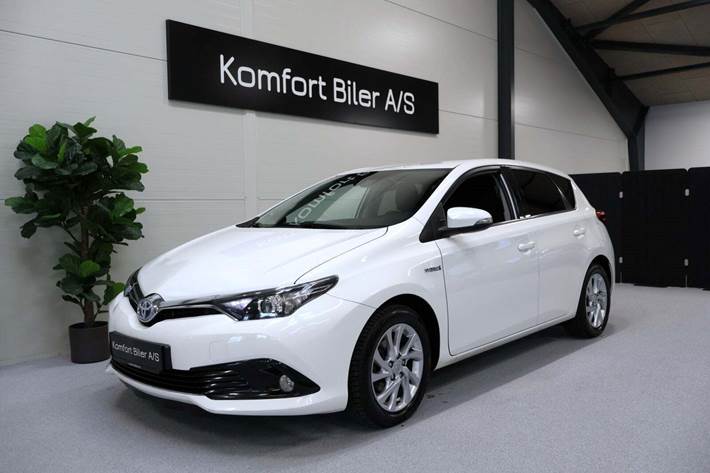 Hvid Toyota Auris fra 2015 set udefra
