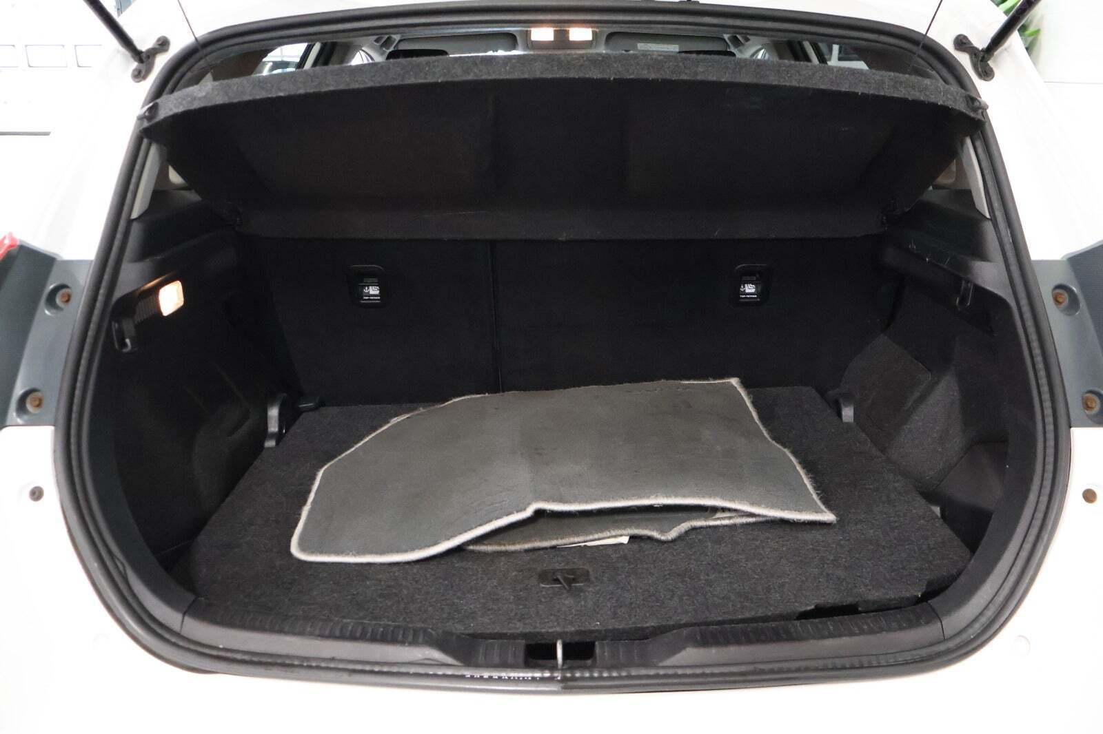 Hvid Toyota Auris fra 2015