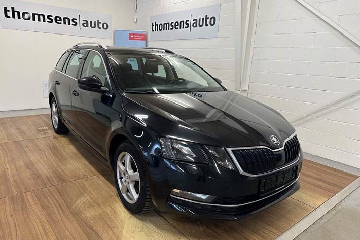 Sort Skoda Octavia fra 2018 set udefra