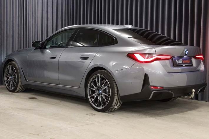 Sølv BMW i4 fra 2023