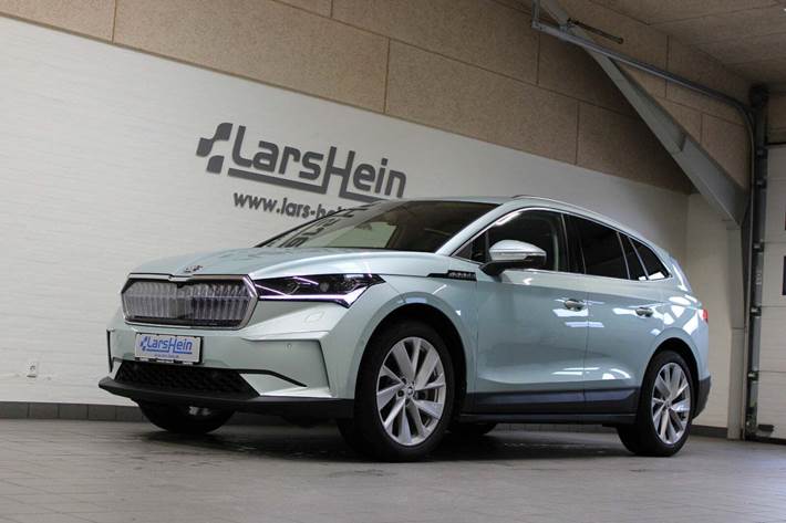 Sølv Skoda Enyaq fra 2022 set udefra