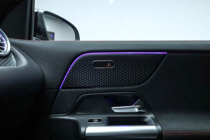 Sølv Mercedes EQA250+ fra 2025