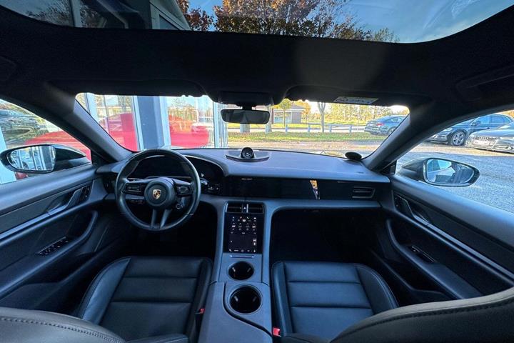 Sort Porsche Taycan 4 fra 2021