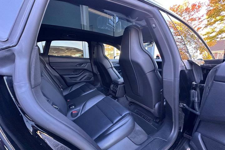 Sort Porsche Taycan 4 fra 2021