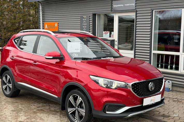 Rød MG ZS fra 2021 set udefra