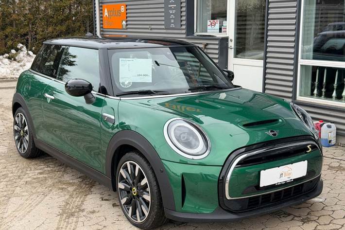 Grøn Mini Cooper SE fra 2024 set udefra