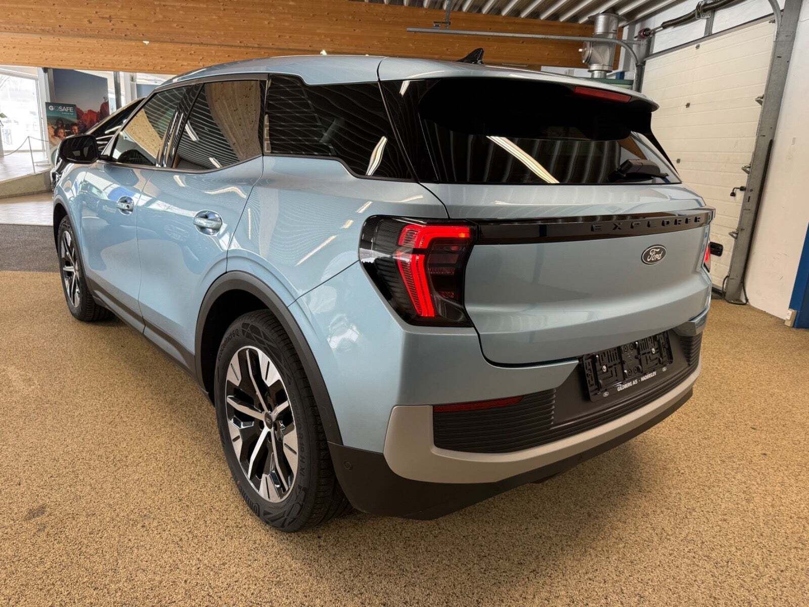 Ford Explorer 77 Select Extended Range