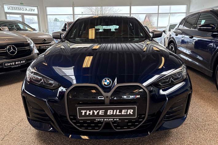 Blå BMW i4 fra 2024