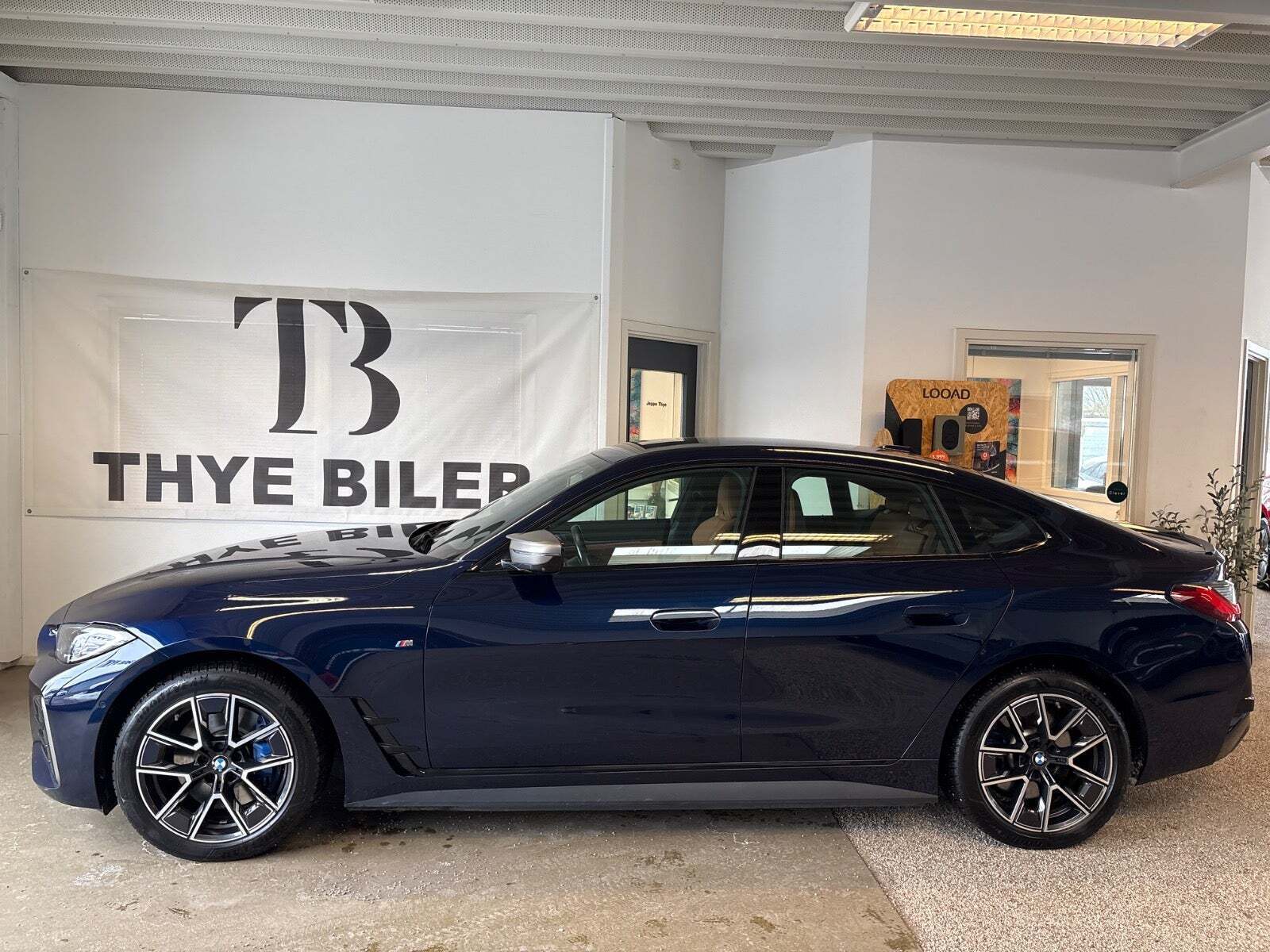 Blå BMW i4 fra 2024