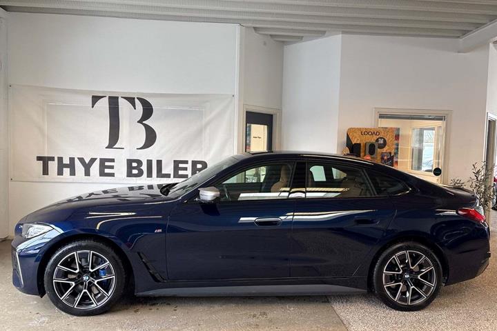 Blå BMW i4 fra 2024