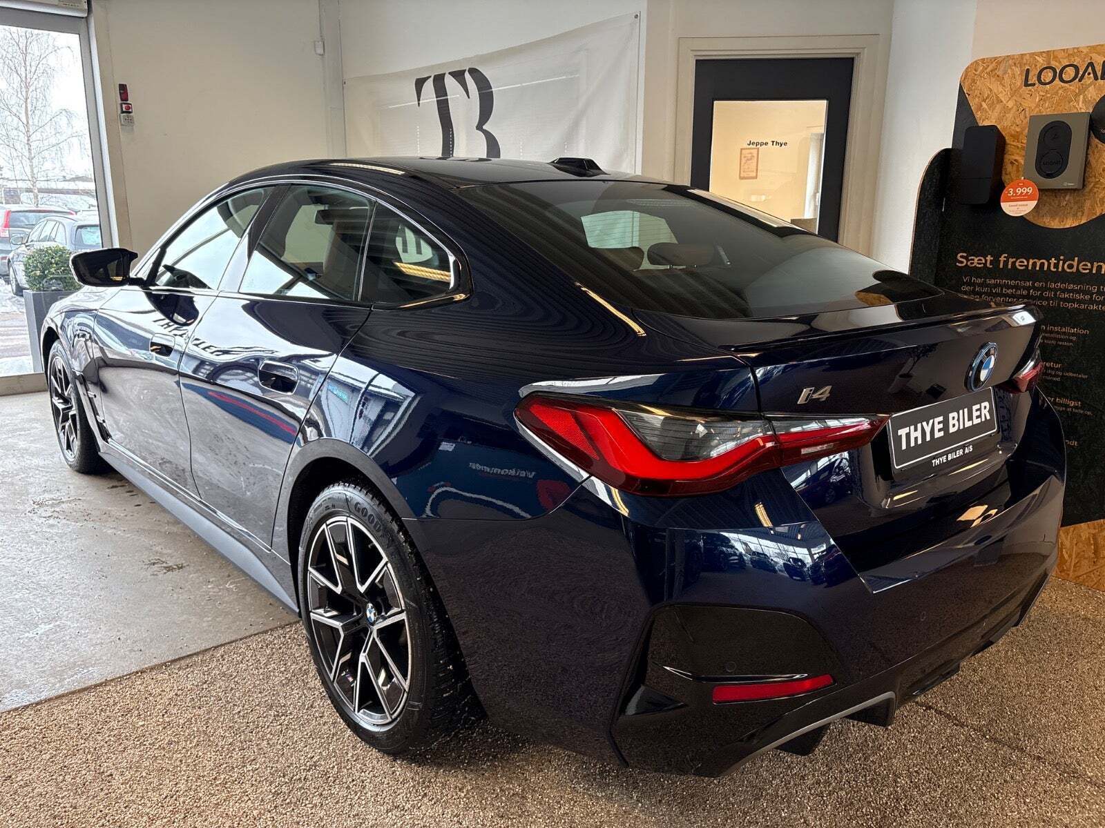 Blå BMW i4 fra 2024