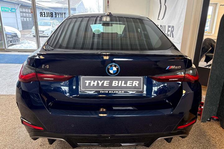 Blå BMW i4 fra 2024