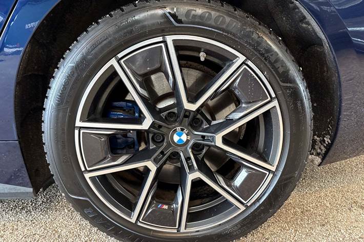 Blå BMW i4 fra 2024