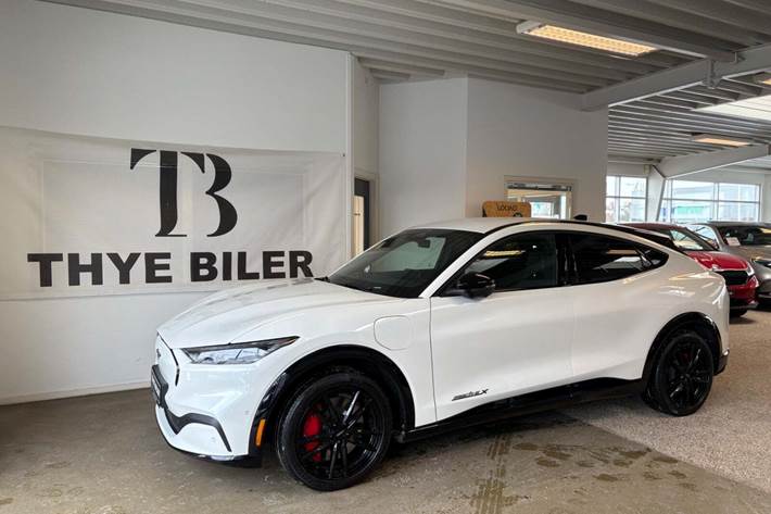 Hvid Ford Mustang Mach-E fra 2023 set udefra