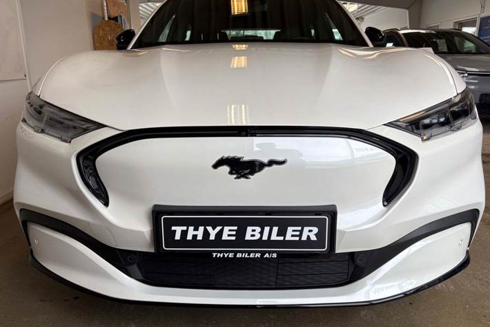 Hvid Ford Mustang Mach-E fra 2023