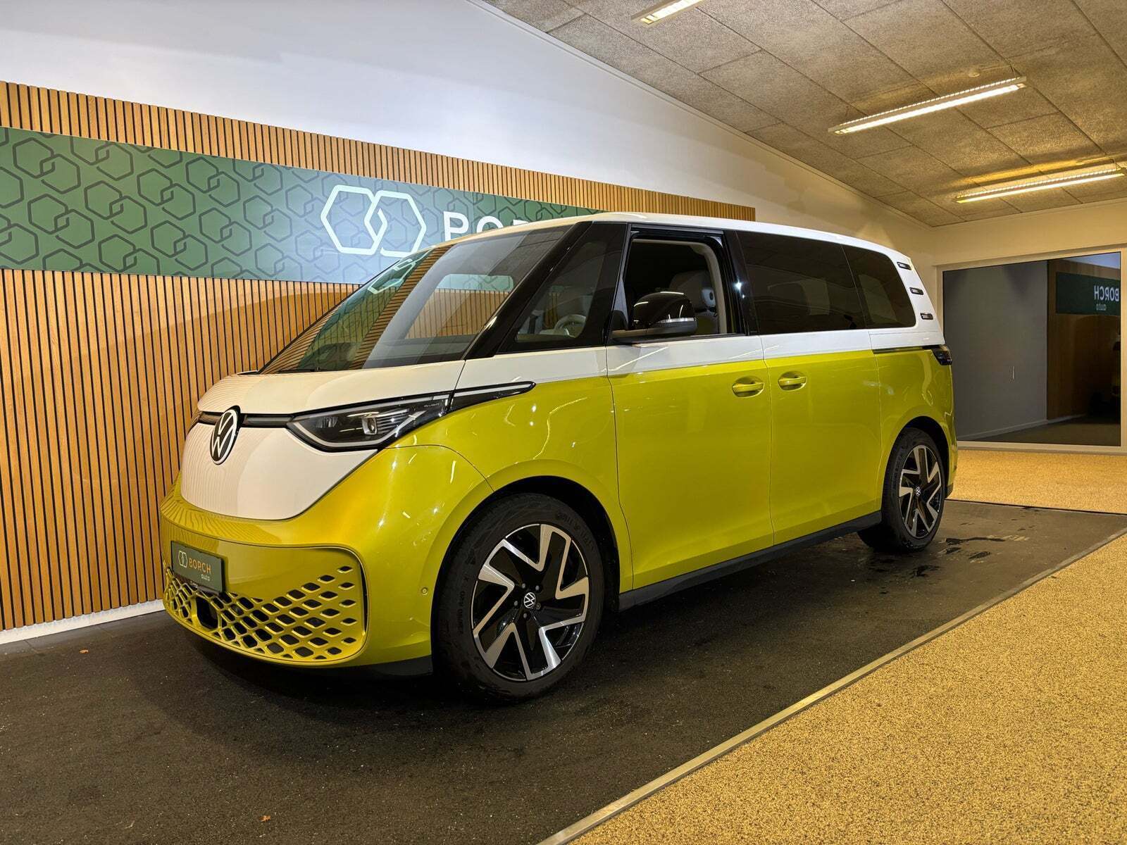 VW ID.Buzz 77 Pro SWB