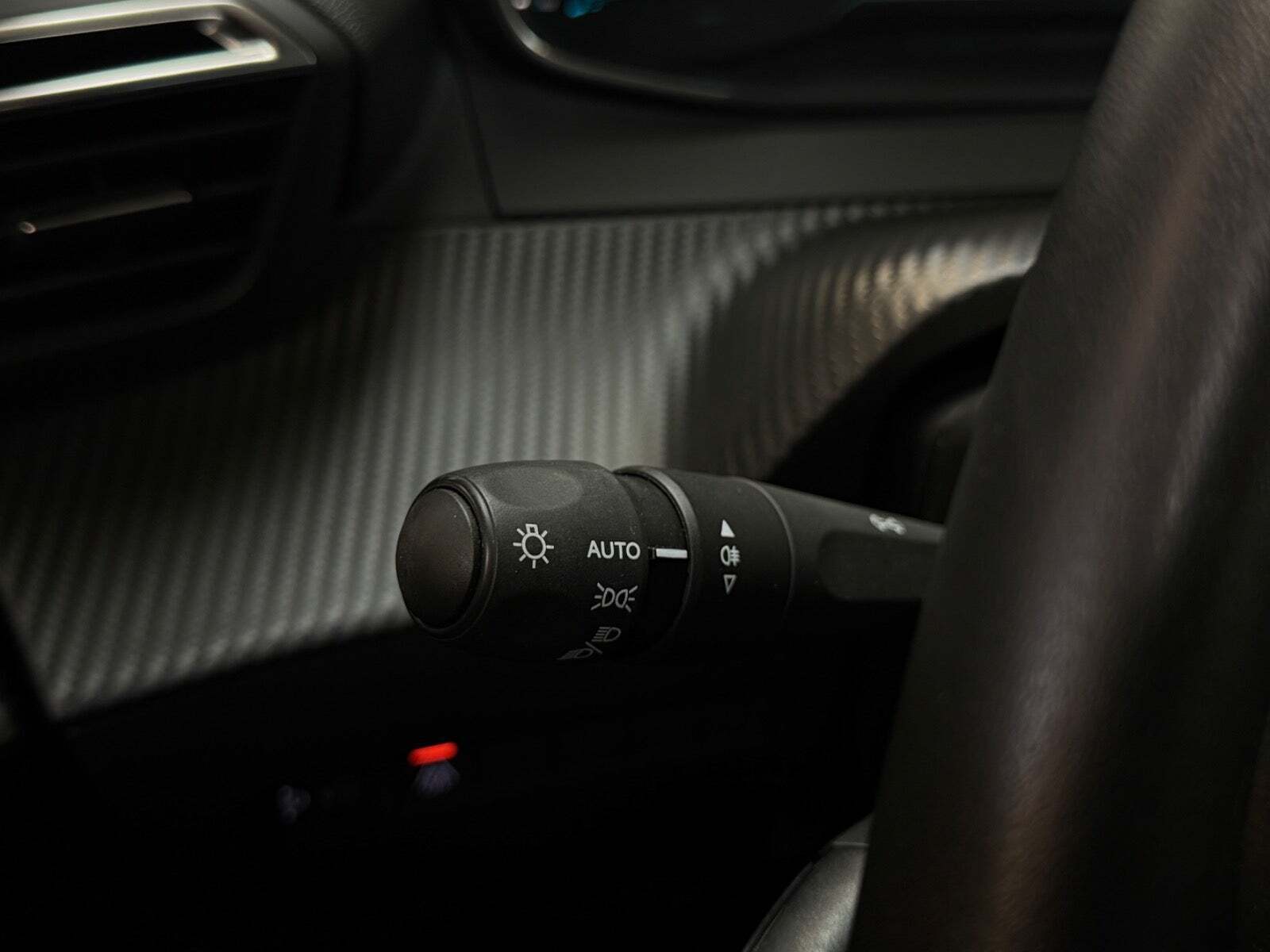 Sort Peugeot e-208 fra 2023