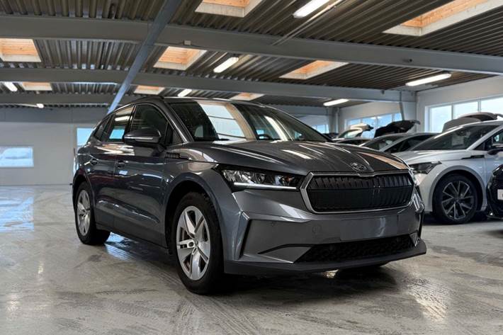 Grå Skoda Enyaq fra 2024 set udefra