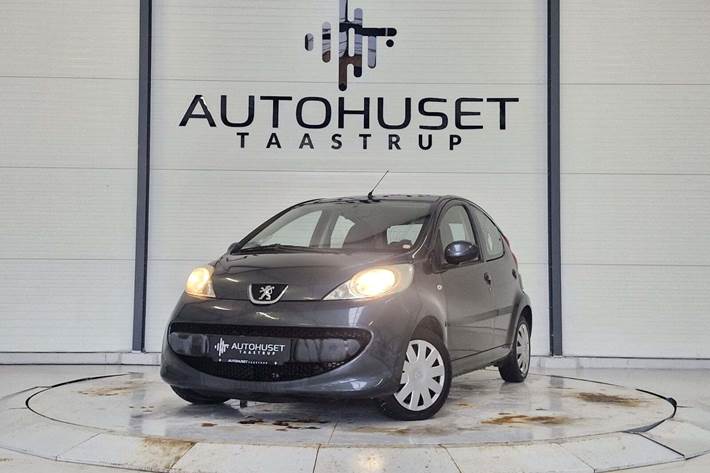 Grå Peugeot 107 fra 2006 set udefra