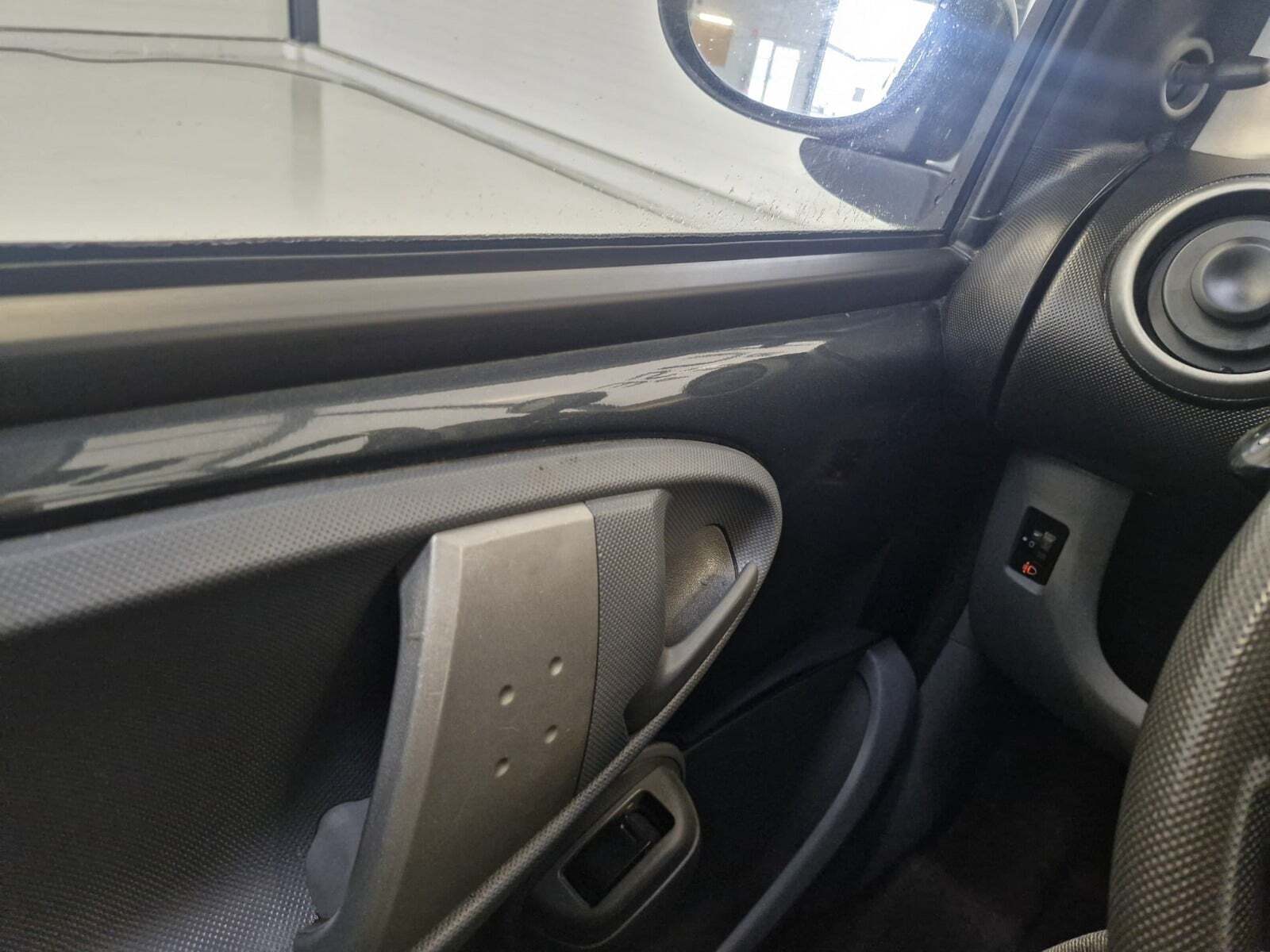 Grå Peugeot 107 fra 2006