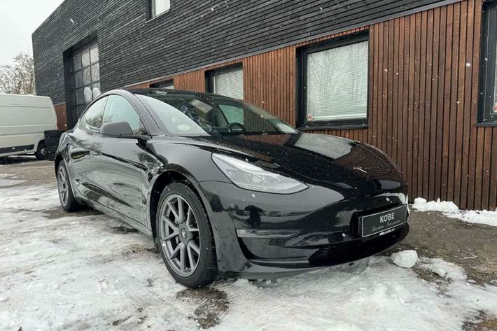 Sort Tesla Model 3 fra 2022 set udefra