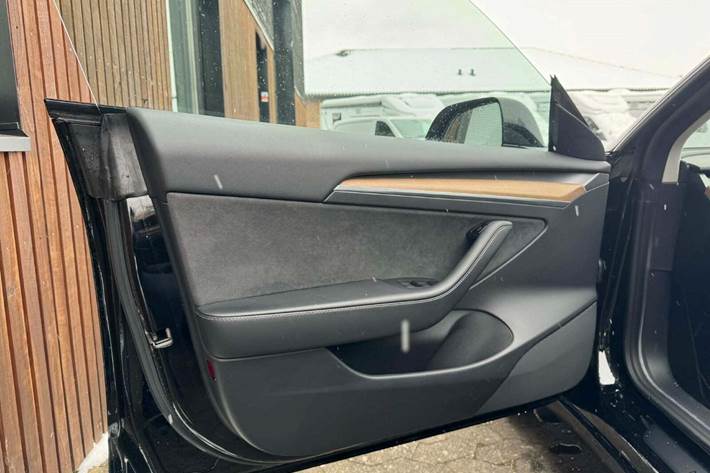 Sort Tesla Model 3 fra 2022