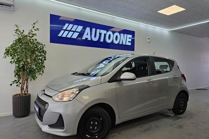 Sølv Hyundai i10 fra 2017 set udefra